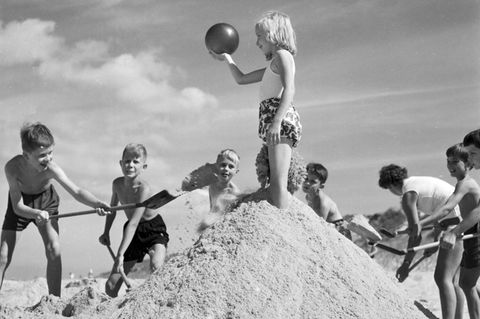 Scheinbar unbeschwertes Spiel am Strand: Junge Feriengäste eines Kinderheims der Krankenkasse DAK in Wenningstedt auf Sylt im Jahr 1959.