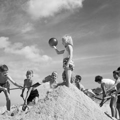 Scheinbar unbeschwertes Spiel am Strand: Junge Feriengäste eines Kinderheims der Krankenkasse DAK in Wenningstedt auf Sylt im Jahr 1959.