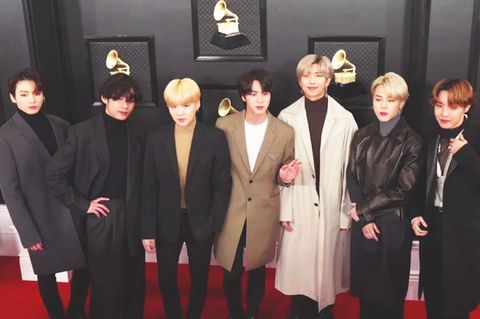 K-Pop-Band lässt sich auf dem roten Teppich fotografieren