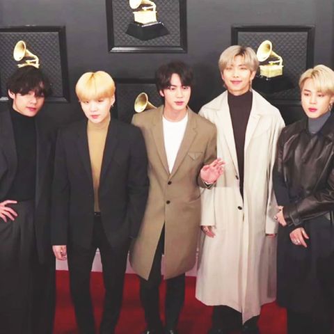 K-Pop-Band lässt sich auf dem roten Teppich fotografieren
