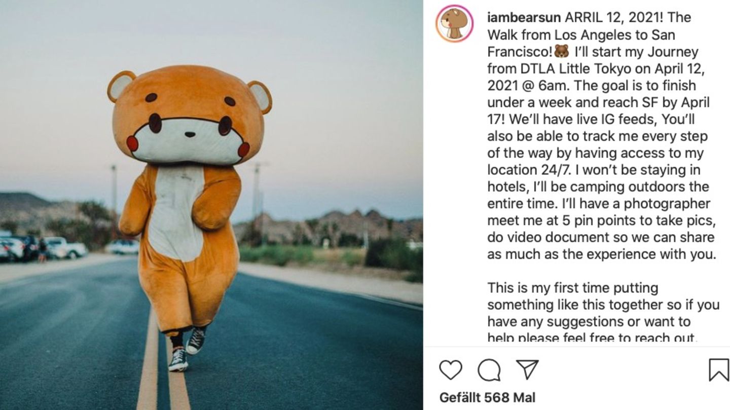 Ein Mann in lebensgroßem Teddybärkostüm läuft auf einer Straße