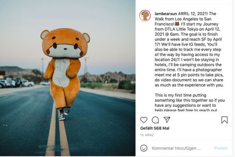Ein Mann in lebensgroßem Teddybärkostüm läuft auf einer Straße
