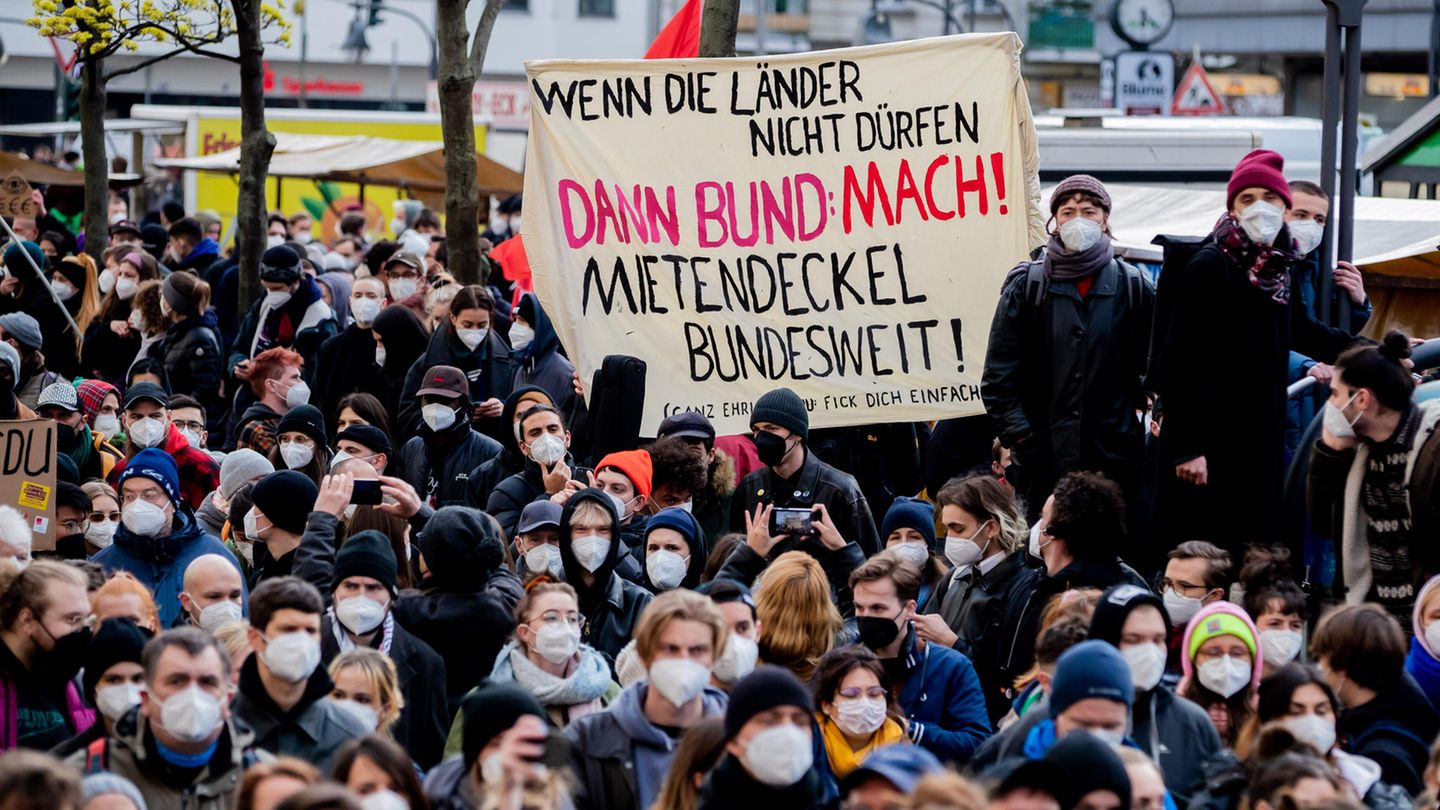 Dicht an dicht protestieren Menschen mit Gesichtsmasken