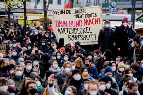 Dicht an dicht protestieren Menschen mit Gesichtsmasken