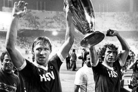 Horst Hrubesch hält mit Ditmar Jakobs (re.) den Landesmeisterpokal in die Luft