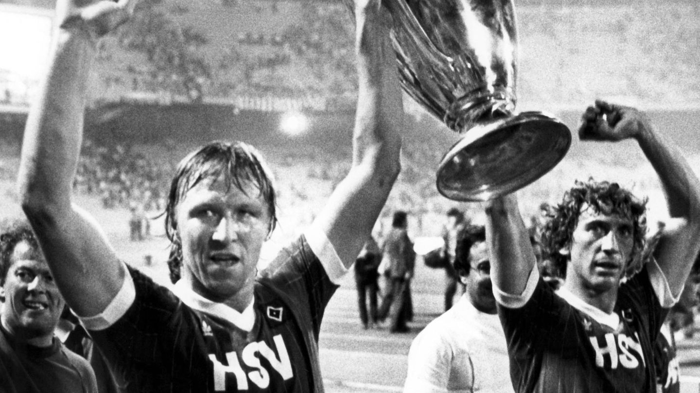 Horst Hrubesch hält mit Ditmar Jakobs (re.) den Landesmeisterpokal in die Luft
