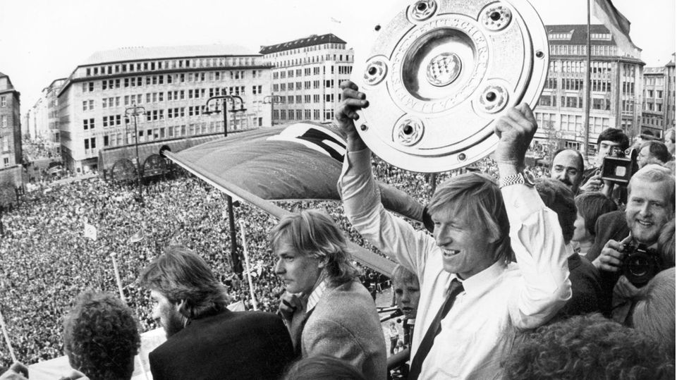 Das waren noch Zeiten: 1982 feiern Horst Hrubesch und der HSV auf dem Rathausbalkon mit 30.000 Fans die Meisterschaft