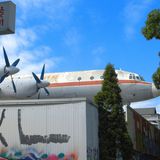 Neben der Il-62 gibt es noch zwei weitere Interflug-Maschinen in Leipzig zu sehen. Eine Iljuschin Il-18 steht am Eingang zum Flughafen-Terminal, und diese Propellermaschine ruht im Ortsteil Plagwitz auf dem Dach des DaCapo-Oldtimermuseums.