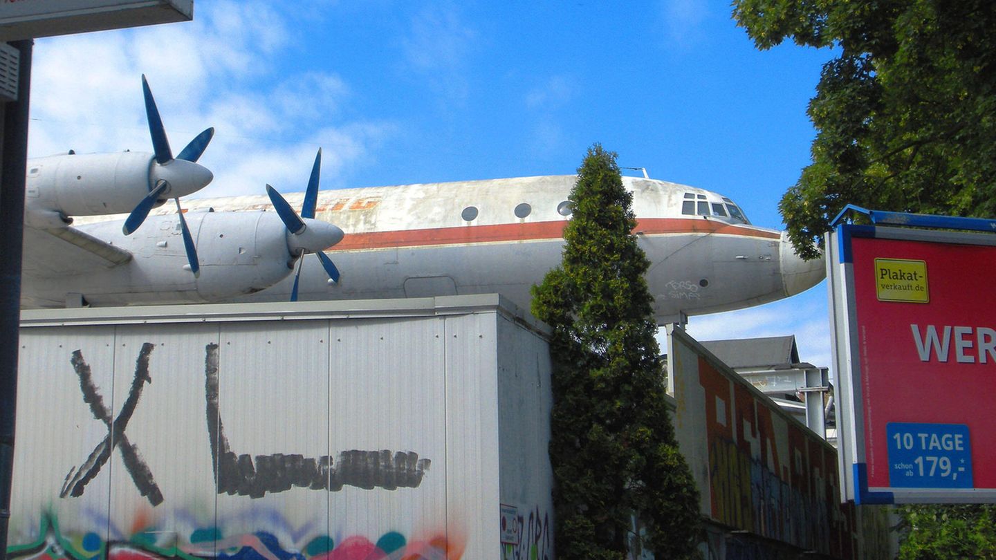 Neben der Il-62 gibt es noch zwei weitere Interflug-Maschinen in Leipzig zu sehen. Eine Iljuschin Il-18 steht am Eingang zum Flughafen-Terminal, und diese Propellermaschine ruht im Ortsteil Plagwitz auf dem Dach des DaCapo-Oldtimermuseums.
