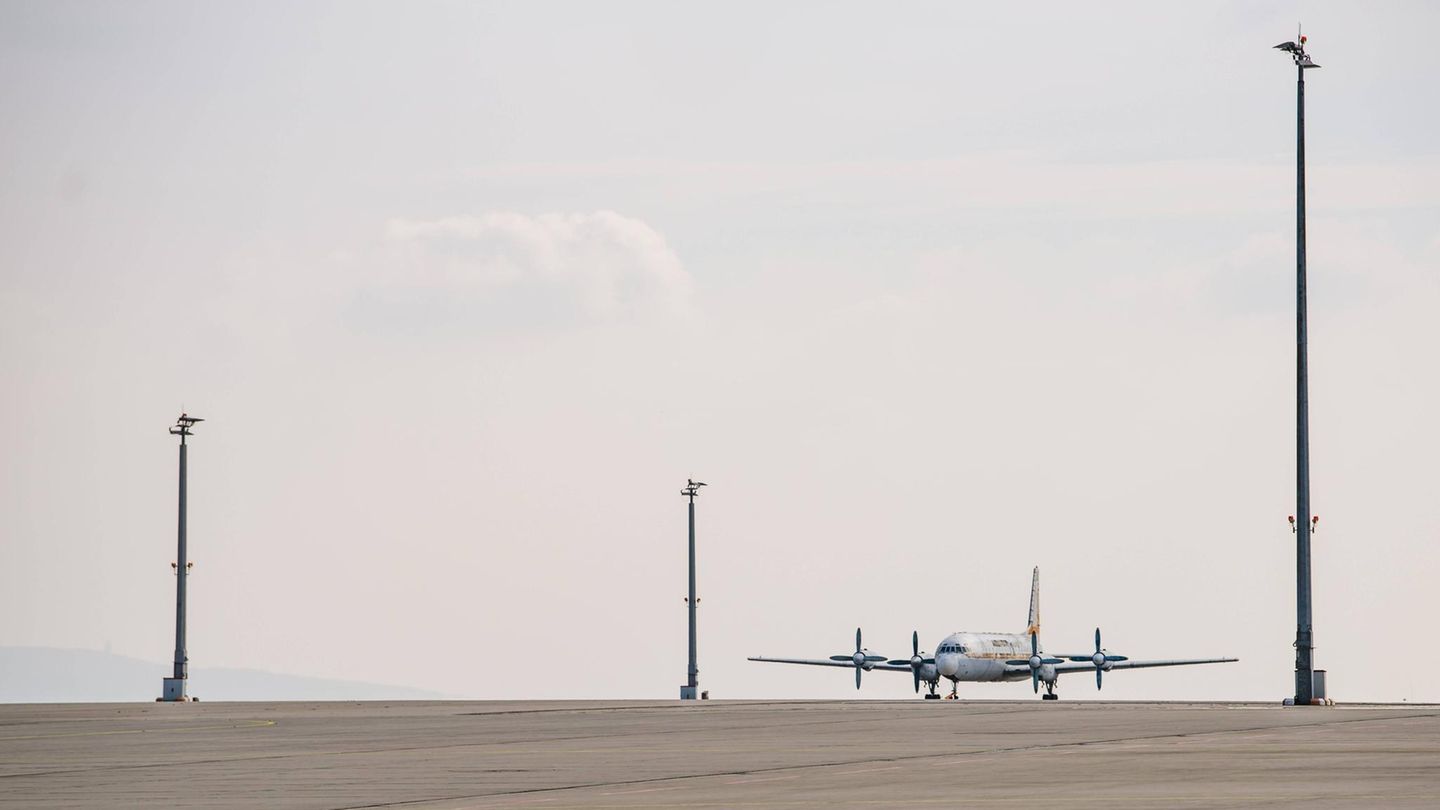 Diese Iljuschin Il-18 der Interflug mit der Kennung DDR-STG wurde auf dem Flughafen Erfurt-Weimar fotografiert und diente der Feuerwehr als Übungsobjekt.