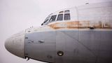 So traurig wie auf diesem Foto sieht die Erfurter Il-18 schon lange nicht mehr aus: Inzwischen wurde die Propellermaschine von Maler-Azubis innen und außen überholt. Der Oldtimer soll im Rahmen eines Kultur- und Bildungsprojektes ein "fliegendes Klassenzimmer" werden: www.spielplatz-der-generationen.de