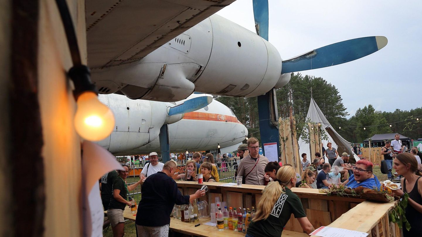 Eine Bar unterm Propeller im Juli 2019 beim Baum & Borke Open Air auf dem ehemaligen Flugplatz in Borkheide bei Potsdam: Diese Il-18 mit der Kennung "Tango Echo" wurde im Herbst 1989 hierher geflogen und ist Teil des Hans-Grade-Museums, das an den Flugzeugbauer erinnert.