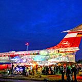 Partystimmung auf dem Magdeburger Flugplatzes: Das Foto aus dem Jahre 2005 zeigt eine Tupolew Tu-134 der Interflug beim Junimond-Festival auf dem Flughafengelände. Der Jet aus dem Jahre 1968 mit der Kennung DDR-SCB musste bereits 1985 vorzeitig aufgrund einer harten Landung in Berlin-Schönefeld ausgemustert werden.