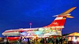 Partystimmung auf dem Magdeburger Flugplatzes: Das Foto aus dem Jahre 2005 zeigt eine Tupolew Tu-134 der Interflug beim Junimond-Festival auf dem Flughafengelände. Der Jet aus dem Jahre 1968 mit der Kennung DDR-SCB musste bereits 1985 vorzeitig aufgrund einer harten Landung in Berlin-Schönefeld ausgemustert werden.