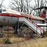 So sah dieselbe Tu-134 vorher aus, als sie noch in einem Park in Oschersleben in Sachsen-Anhalt stand, ehe sie auf dem Landweg zum Flughafen Magdeburg transportiert und dort renoviert wurde.