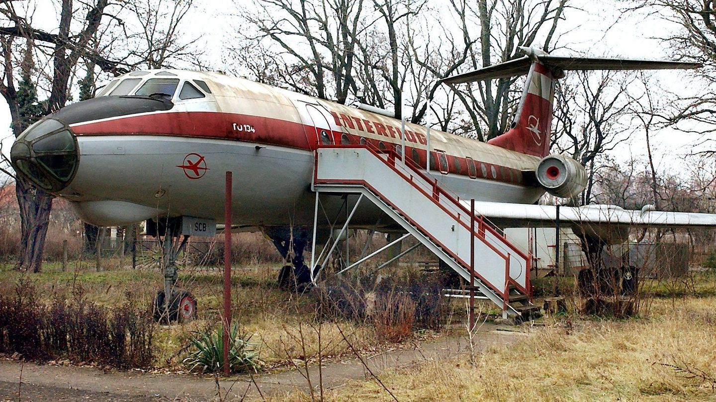 So sah dieselbe Tu-134 vorher aus, als sie noch in einem Park in Oschersleben in Sachsen-Anhalt stand, ehe sie auf dem Landweg zum Flughafen Magdeburg transportiert und dort renoviert wurde.