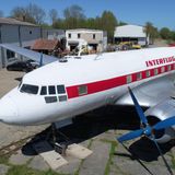 Noch älter ist diese Propellermaschine der Interflug: Die sowjetische Iljuschin Il-14 wurde in den 1950er Jahren in Dresden in Lizenz gebaut. Dieses Exemplar steht auf Betonsockeln im Technikpark MV Grimmen, westlich von der Stadt Greifswald gelegen.