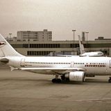 Auf diesem Foto rollt ein Airbus A310-300 der Interflug am Flughafen Frankfurt zum Gate: Zwischen Juni und Oktober 1989 übernahm die DDR-Fluggesellschaft drei moderne Jets diesen Typs aus dem Westen. Die Jets waren mit Zusatztanks ausgerüstet, um die Strecke nach Havanna nonstop bewältigen zu können. So entfiel eine Zwischenlandung zum Auftanken in Neufundland, wo sich DDR-Bürger absetzen konnten.