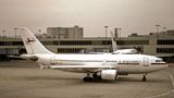 Auf diesem Foto rollt ein Airbus A310-300 der Interflug am Flughafen Frankfurt zum Gate: Zwischen Juni und Oktober 1989 übernahm die DDR-Fluggesellschaft drei moderne Jets diesen Typs aus dem Westen. Die Jets waren mit Zusatztanks ausgerüstet, um die Strecke nach Havanna nonstop bewältigen zu können. So entfiel eine Zwischenlandung zum Auftanken in Neufundland, wo sich DDR-Bürger absetzen konnten.