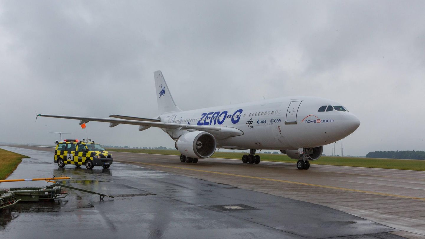 Follow Me: Im Mai 1991 übernahm die Luftwaffe die drei Airbus A310 aus den Interflug-Beständen. Das Exemplar mit der einstigen Kennung DDR-ABA, das auch Angela Merkel zu Staatsbesuchen nutzte, dient seit 2015 der Wissenschaft: als ZERO-G, als europaweit einziges Parabelflugzeug für schwerelose Forschung. Im Mai 1991 übernahm die Luftwaffe die drei Airbus A310 aus den Interflug-Beständen. Das Exemplar mit der einstigen Kennung DDR-ABA, das auch Angela Merkel zu Staatsbesuchen nutzte, dient seit 2015 der Wissenschaft: als ZERO-G, als europaweit einziges Parabelflugzeug für schwerelose Forschung.
