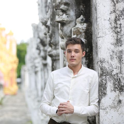Mikis Weber ist ein Popstar in Myanmar. Er beteiligte sich an den Protesten gegen den Putsch des Militärs. Nun muss der Deutsche das Land verlassen.
