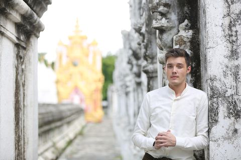 Mikis Weber ist ein Popstar in Myanmar. Er beteiligte sich an den Protesten gegen den Putsch des Militärs. Nun muss der Deutsche das Land verlassen.