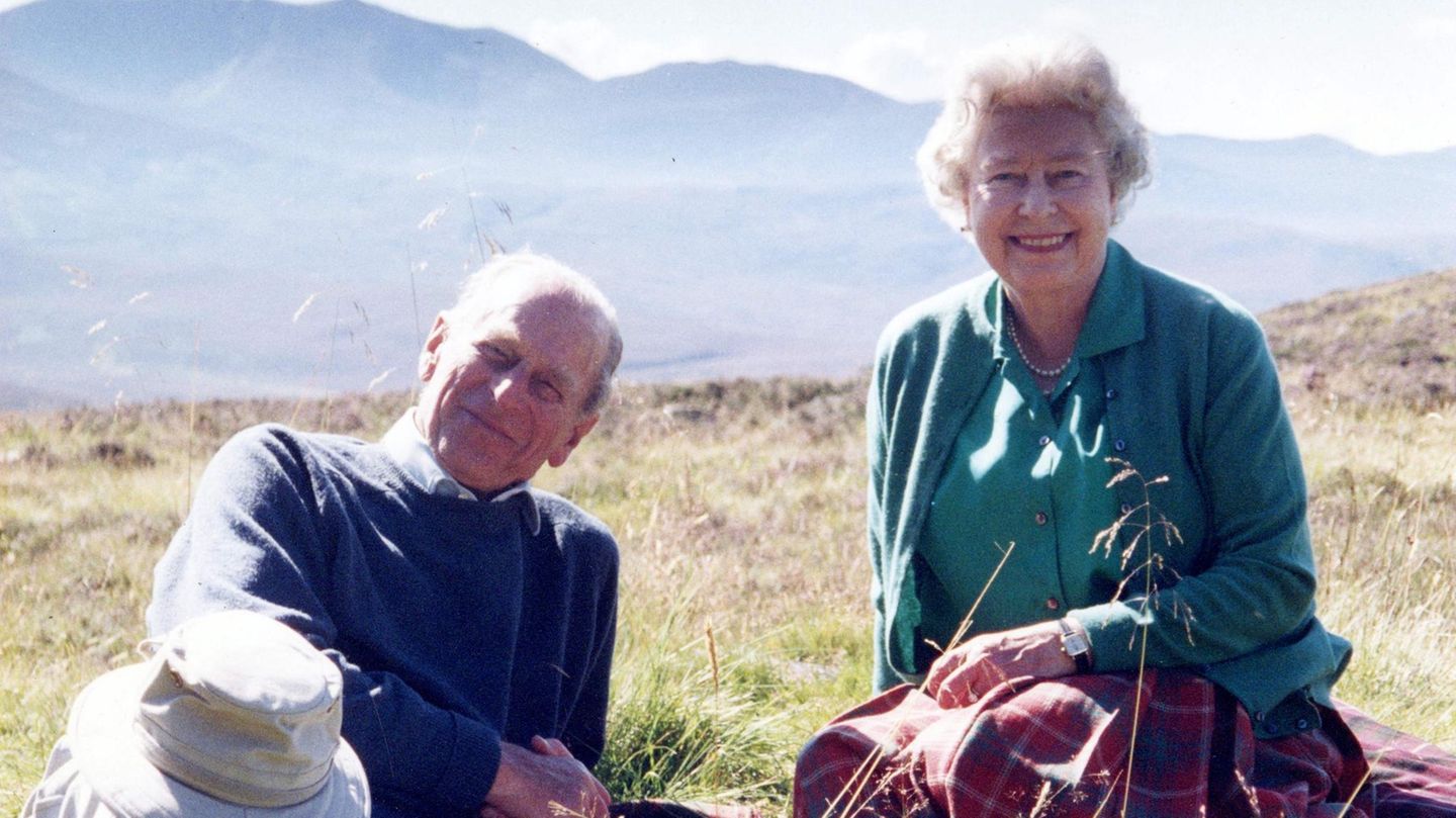 Königin Elizabeth II. mit ihrem Ehemann Prinz Philip auf einem Bild aus 2003.