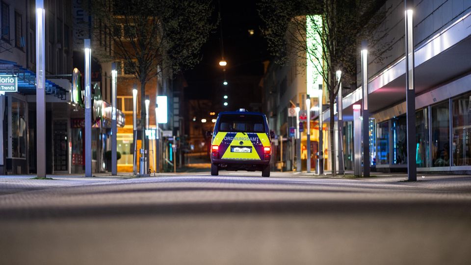 Notbremse Ausgangssperre Ein Auto des Ordnungsamts fährt durch die Fußgängerzone in Hagen und kontrolliert die Einhaltung der Ausgangssperre.