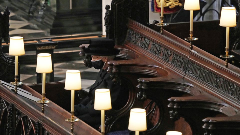 Die Queen saß bei der Trauerfeier für Prinz Philip ganz allein auf einer Bank
