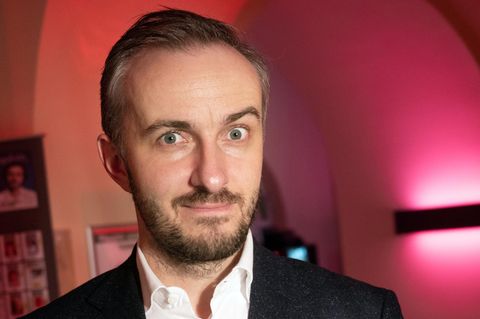 Jan Böhmermann hat es mit seinem Heft Freizeit Magazin Royal in die Zeitungsregale geschafft