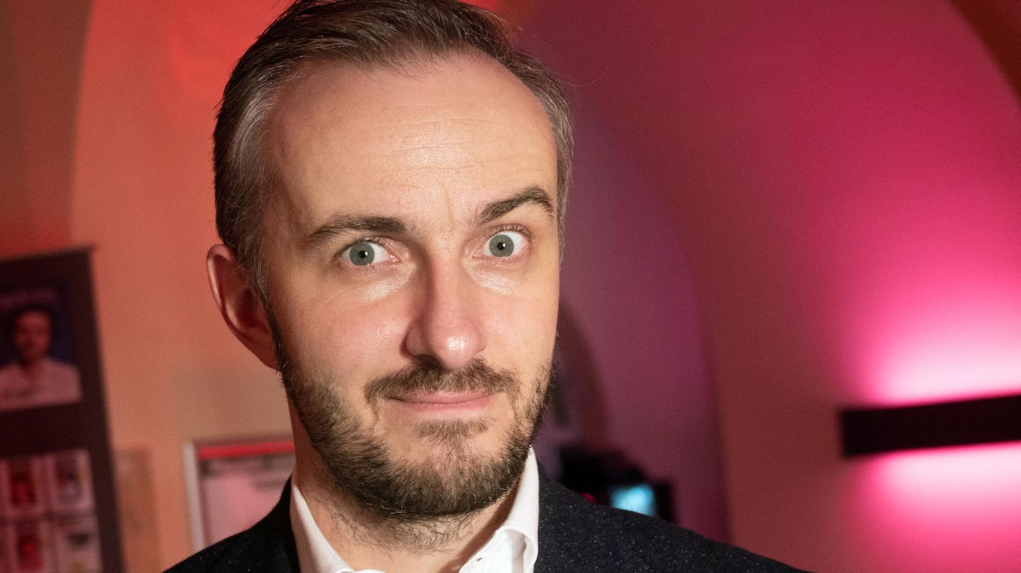 Jan Böhmermann hat es mit seinem Heft Freizeit Magazin Royal in die Zeitungsregale geschafft