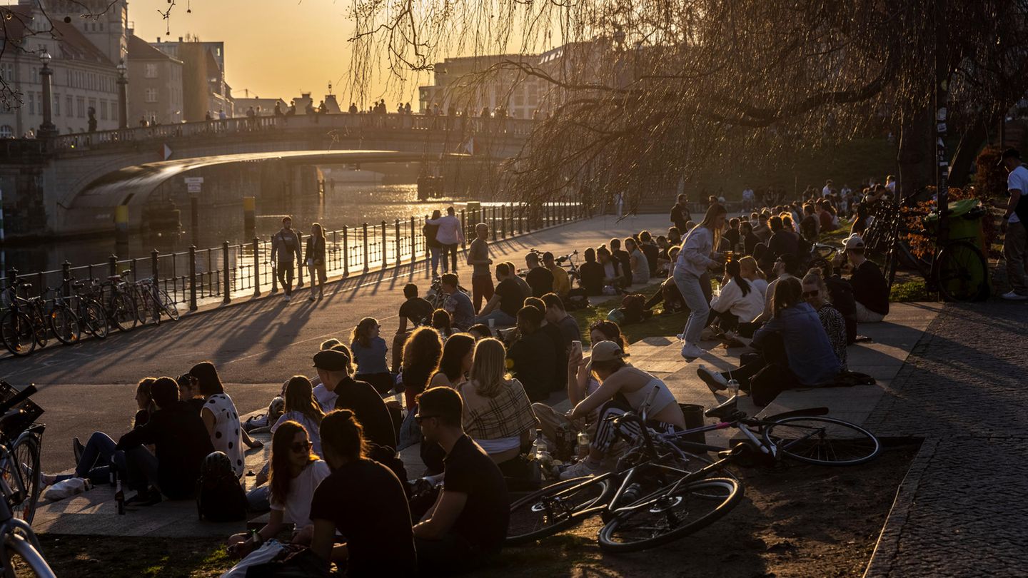 Coronavirus-Aerosole im Freien: Menschen sitzen in einem Park in Berlin zusammen