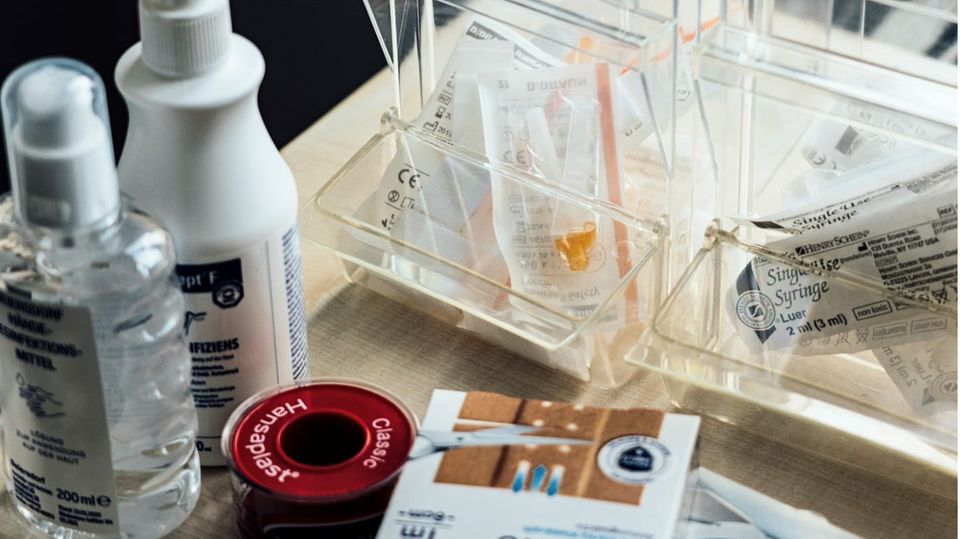 Pflaster, Kanülen, Desinfektionsspray – bei Beiersdorf in Hamburg ist man bereit zum Impfen