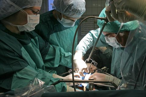 Ärzte bei einer Nierentransplantation