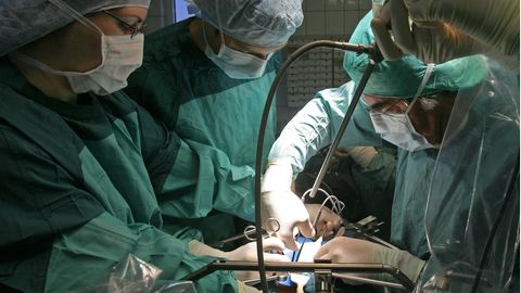 Ärzte bei einer Nierentransplantation