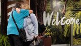 Bild 1 von 14 der Fotostrecke zum Klicken:  Sich endlich wieder in die Arme schließen können: Am Montagmorgen trifft der erste Flug von Australien in Wellington ein, der Hauptstadt Neuseelands.