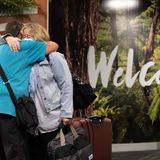 Bild 1 von 14 der Fotostrecke zum Klicken:  Sich endlich wieder in die Arme schließen können: Am Montagmorgen trifft der erste Flug von Australien in Wellington ein, der Hauptstadt Neuseelands.