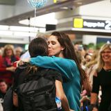 Ein dicker Willkommens-Kuss: Der Flug 246 von Air New Zealand hat Verwandte und Freude wieder zusammengebracht.