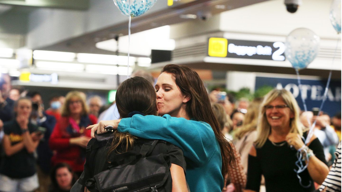 Ein dicker Willkommens-Kuss: Der Flug 246 von Air New Zealand hat Verwandte und Freude wieder zusammengebracht.