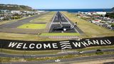Der erste Flug aus Australien wird in Wellington besonders begrüßt: Willkommen Familie: Whānau ist ein Wort aus der Māori-Sprache.