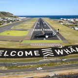 Der erste Flug aus Australien wird in Wellington besonders begrüßt: Willkommen Familie: Whānau ist ein Wort aus der Māori-Sprache.