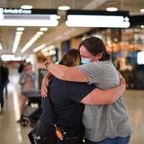 Auch bei der Ankunft des ersten Fluges aus Neuseeland in Sydney fließen Freudentränen.