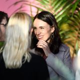 Auch Jacinda Ardern, die neuseeländische Premierministerin, ist eigens zum Flughafen gekommen: "Es ist ein sehr großer und aufregender Tag für Familien und Freunde."