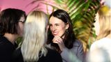 Auch Jacinda Ardern, die neuseeländische Premierministerin, ist eigens zum Flughafen gekommen: "Es ist ein sehr großer und aufregender Tag für Familien und Freunde."