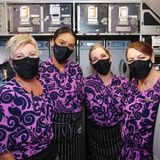 Seit Monaten erstmals wieder mit einem vollbesetzten Flugzeug international unterwegs: Die Flugbegleiterinnen des Fluges NZ 246 an Bord des Airbus A321neo