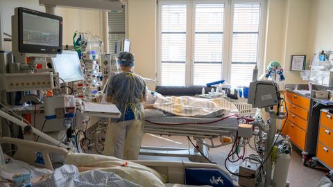 In einem Zimmer einer Intensivstation in Berlin wird ein Patient mit einem schweren Covid-19 Krankheitsverlauf behandelt