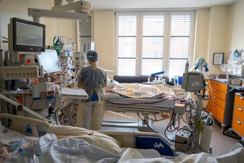 In einem Zimmer einer Intensivstation in Berlin wird ein Patient mit einem schweren Covid-19 Krankheitsverlauf behandelt