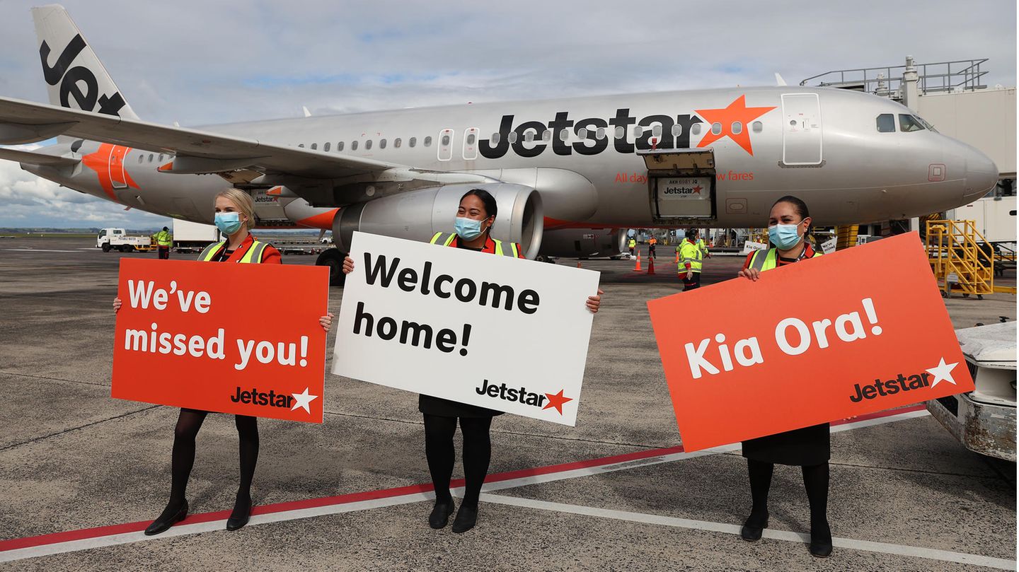 Auch in der Metropole Auckland wird auf dem Flughafen die erste Maschine aus Australien freudig begrüßt.