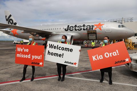 Auch in der Metropole Auckland wird auf dem Flughafen die erste Maschine aus Australien freudig begrüßt.