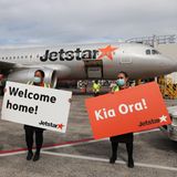 Auch in der Metropole Auckland wird auf dem Flughafen die erste Maschine aus Australien freudig begrüßt.
